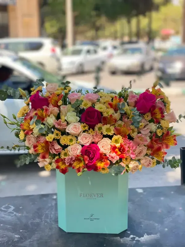 باکس گل مینی‌مال تبریک تولد