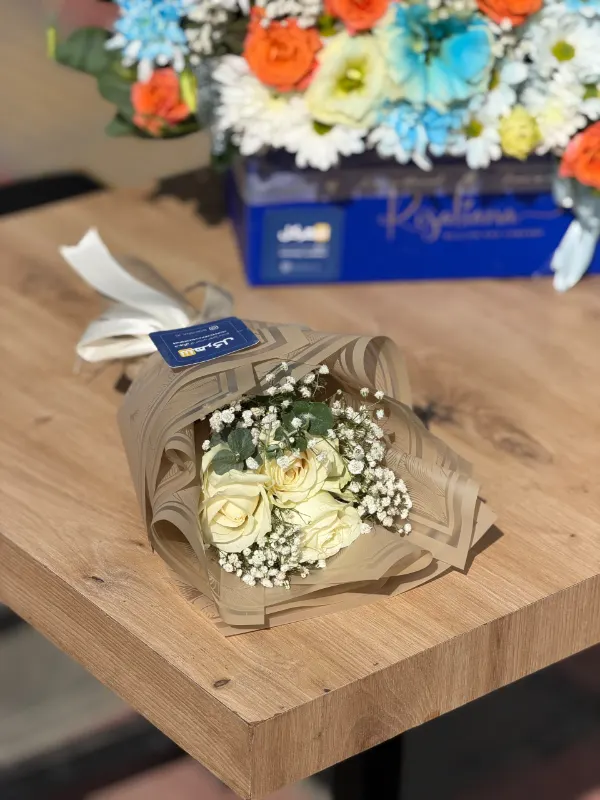دسته گل اقتصادی مینی‌مال ۳ شاخه در رنگ بندی ارسال فوری