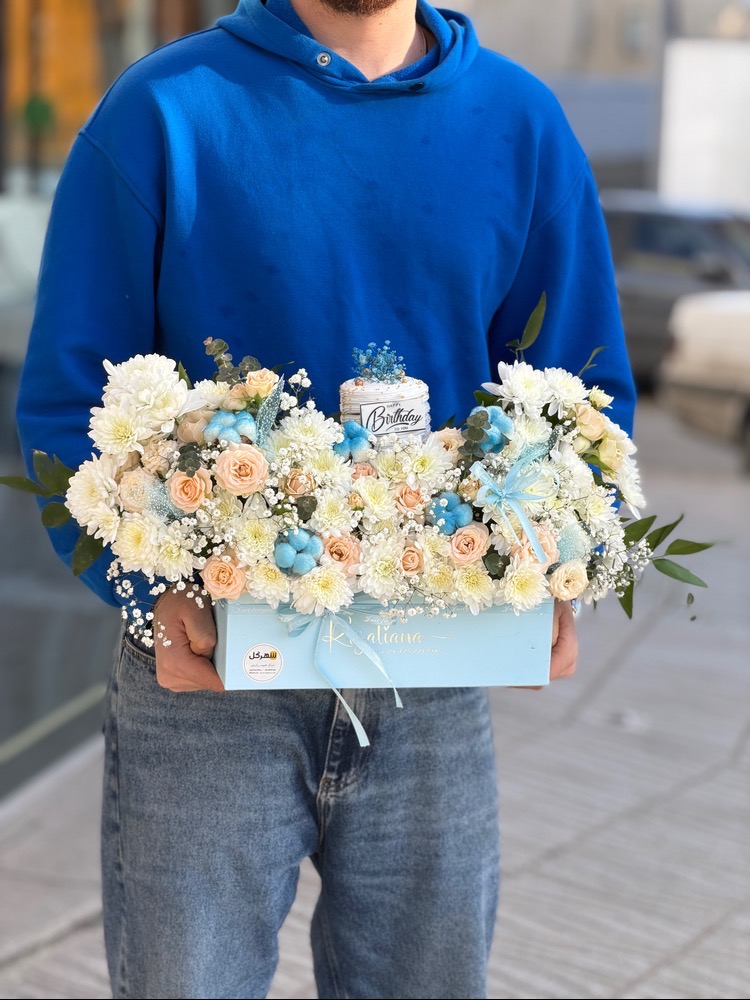 باکس تولد آبی آسمانی پسرانه به همراه کیک تولد ارسال فوری در شهر سنندج