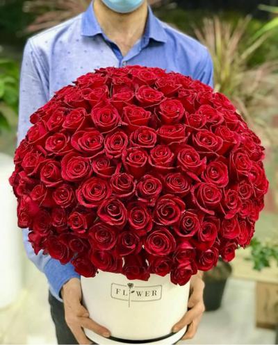 سفارش آنلاین باکس گل رز قرمز 100 شاخه ای در کرمانشاه