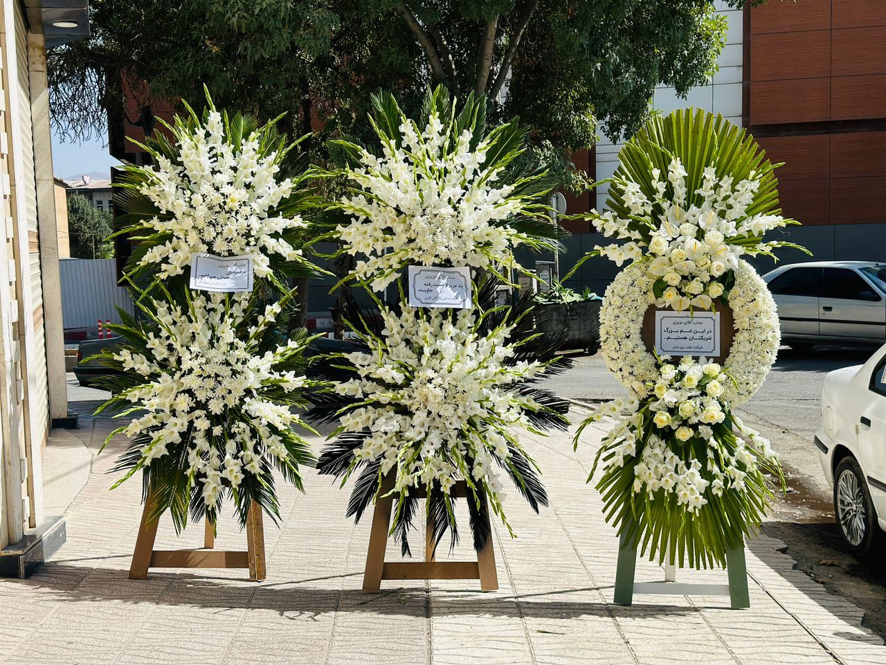 تاج گل ترحیم دو طبقه و گرد مخصوص مراسم ختم در سنندج