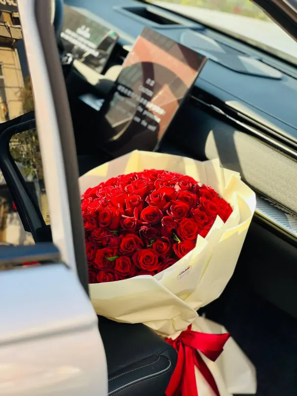 دسته گل ۱۰۰ شاخه تبریک تولد