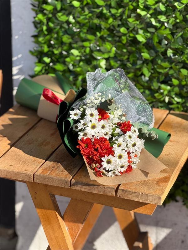 دسته گل افتاب گردان با داودی بابونه و ژیپسفیلا 